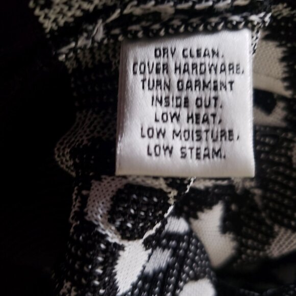 St John Couture Jacket/Sweater size 6 golden buttons and hidden hooks - Picture 14 of 15